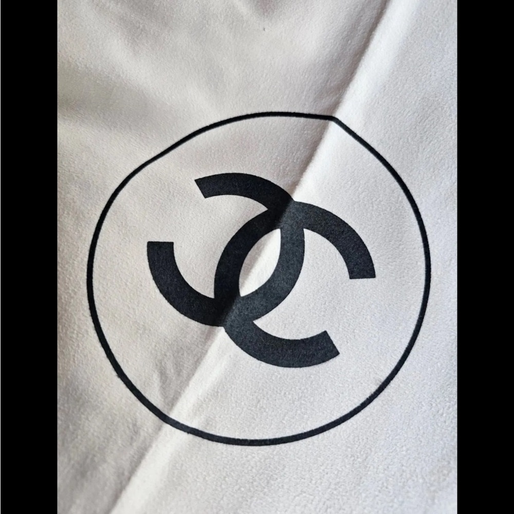 NEW-Chanel Beauté Ivory Throw with Black Emblem - Picture 12 of 13
